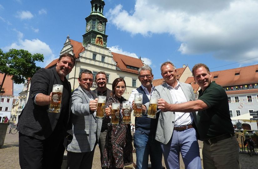 Die Organisatoren des Pirnaer Stadfestes, darunter auch OB Hanke (3. v.r), stoßen mit den exklusiven Canaletto-Bierseideln von Radeberger auf das Stadtfest an.
