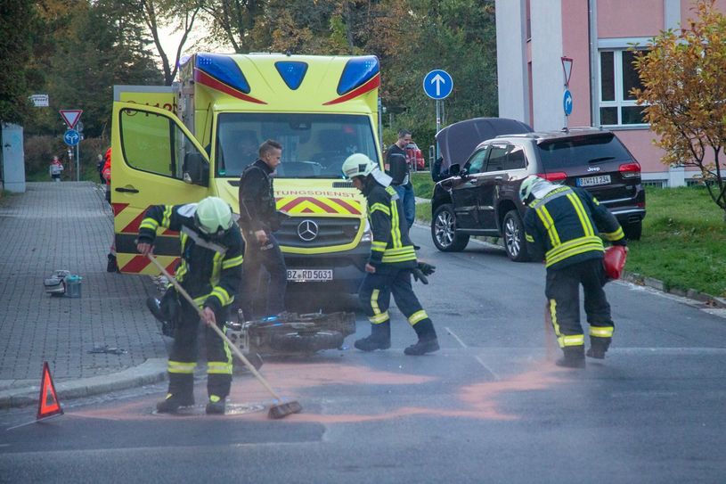 Die Einsatzkräfte der Frewilligen Feuerwehr Bischofswerda am Beräumen der Unfallstelle.