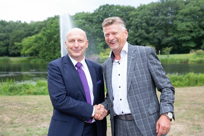 Der aus dem Amt scheidende Präsident Peter Kopf (li.) und Olaf Schöpe (re.), der die Funktionen des Präsidenten vorerst übernehmen wird. Foto: IHK Cottbus