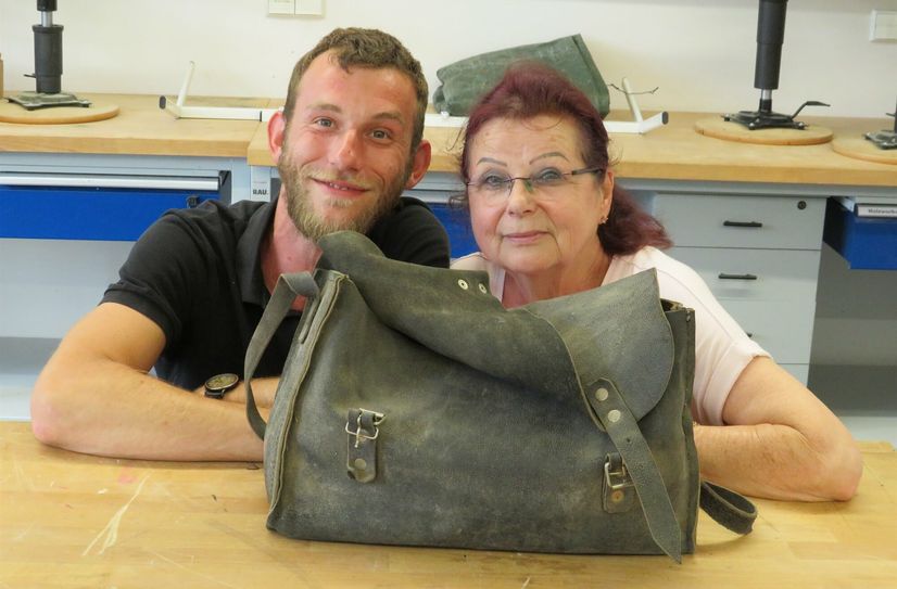 Kufa-Mitarbeiter Toni Züchner und Seniorenbeiratsvorsitzende Gabriele Mark sehen der Projektarbeit der Brigade Instandsetzung gespannt entgegen. Über diese gesponserte Werkzeugtasche freuen sich die Initiatoren ganz besonders.