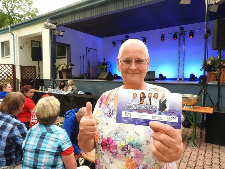 Sibylla Mittag aus Bad Gottleuba hat eine der WoKu-Freikarten gewonnen.     Fotos: R.Rink