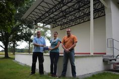 Bernd Schröter, Ortswehrführer der Freiwilligen Feuerwehr; Anja Mischke und Dirk Mischke, Gemeindevertreter vor der neu sanierten Freilichtbühne. Foto: asl