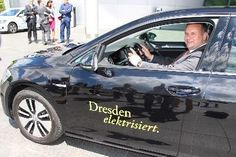 OB Dirk Hilbert im ersten E-Golf, der 2017 die VW Manufaktur in Dresden verließ.                           Foto: Pönisch