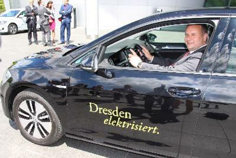 OB Dirk Hilbert im ersten E-Golf, der 2017 die VW Manufaktur in Dresden verließ.                           Foto: Pönisch