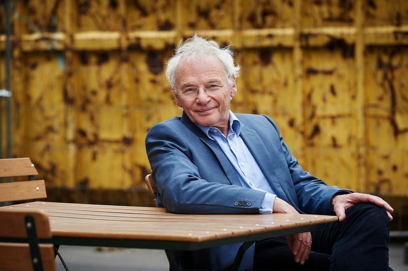 Götz Aly stellt in Radebeul sein neues Buch "Das Prachtboot. Wie Deutsche Kunstschätze der Südsee raubten" vor. Foto: Andreas Labes