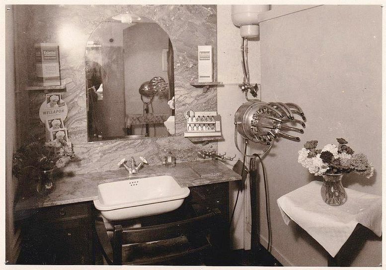 So sah es damals im Salon aus: Waschbecken  und Spiegel am Marmortisch, Trockenhaube und Wasserboiler.