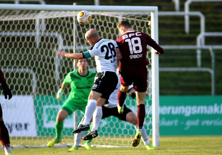 Martin Kolan (links, Bautzen) kann den Kopfballtreffer von Dennis Srebeny (rechts, Berlin) nichtverhindern. Foto: Torsten Zettl