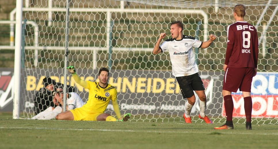 Mit dem Halbzeitpfiff erzielt Tobias Heppner (nicht im Bild) den Ausgleichstreffer zum 1:1, Franz Pfanne (Mitte, Bautzen) jubelt schon. Foto: Torsten Zettl