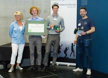Lehrerin Semone Vogt, Laurenz (16), David (16) und Dr. Tim Breker (Co-Founder & Managing Director, VYTAL) v.l. bei der Preisverleihung. Foto: PM