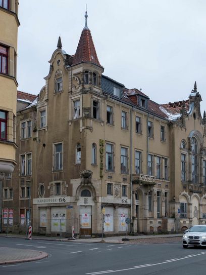 Die Absperrung am Hamburger Hof wegen herab stürzender Dachziegel bleibt.                      Foto: Geyer