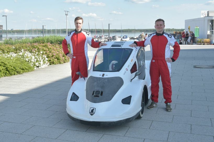 Pascal Fritsche (links) und Niklas Richter pilotieren den Lupus in London zum Schell Eco-marathon. Foto: Peter Aswendt
