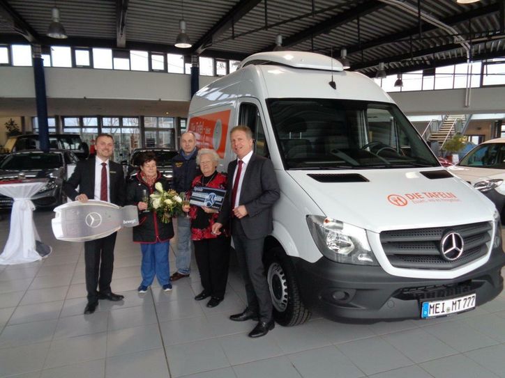 Feierliche Übergabe des neuen Mercedes-Benz Sprinters im Autohaus Bruno Widmann durch Geschäftsleiter Jens Bergk (re.) und Verkäufer Andreas Wolf (li.) an die Tafel Meißen, vertreten durch Ursula Gleisberg (2.v. li.). Quelle: Autohaus Bruno Widmann GmbH