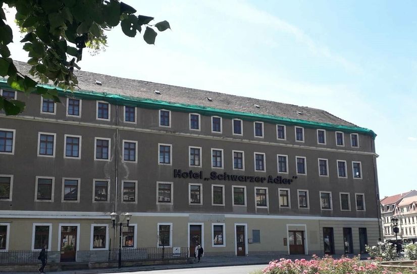 Im Erdgeschoss des ehemaligen Hotels "Schwarzer Adler" lädt eine Ausstellung ein.