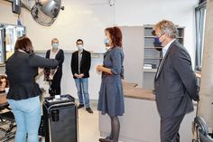 Fachlehrerin Cornelia Wunner (M.) erläutert die Arbeiten und Möglichkeiten im neuen Fachkabinett – mit Schulleiter Michael Salomon (r.) und Amtsleiter Stefan Noack genannt Gräfe (3.v.l.). Foto: Landratsamt Meißen, Anja Schmiedgen-Pietsch