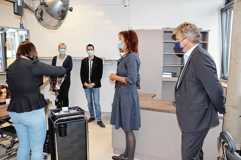 Fachlehrerin Cornelia Wunner (M.) erläutert die Arbeiten und Möglichkeiten im neuen Fachkabinett – mit Schulleiter Michael Salomon (r.) und Amtsleiter Stefan Noack genannt Gräfe (3.v.l.). Foto: Landratsamt Meißen, Anja Schmiedgen-Pietsch