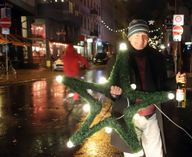 Torsten Wiesener, Vorstand des Gewerbe- und Kulturvereins Dresden-Neustadt, lädt alle Dresdner zum Einkaufsbummel ein. Die Neustadt präsentiert sich als "Kiez'lmarkt". Foto: Frintert