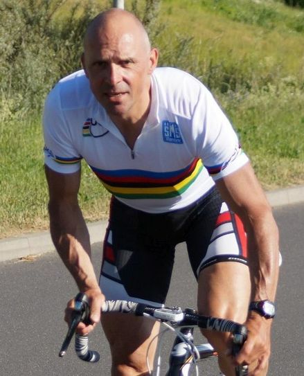 Radsport-Olympiasieger Uwe Ampler (52): Nach meinem schweren Trainingsunfall 2003, als ich an einer Straßenkreuzung nahe Leipzig mit einem Jeep zusammenstieß, erlitt ich schwerste Kopfverletzungen. Ein Glücksfall, dass ich mich vier Jahre später mit - Ampler Personal Fitness - selbstständig machen konnte. Das Motivationstraining mit Privatpersonen, Sportlern und Firmen, bei dem ich persönlich sportlich mit aktiv bin, hilft mir gegen die noch vom Unfall nachwirkenden leichten Konzentrationsschwächen ebenso anzukämpfen wie meine zweimaligen wöchentlichen Radtouren über 80 Kilometern, die ich unbedingt noch ausdehnen will.