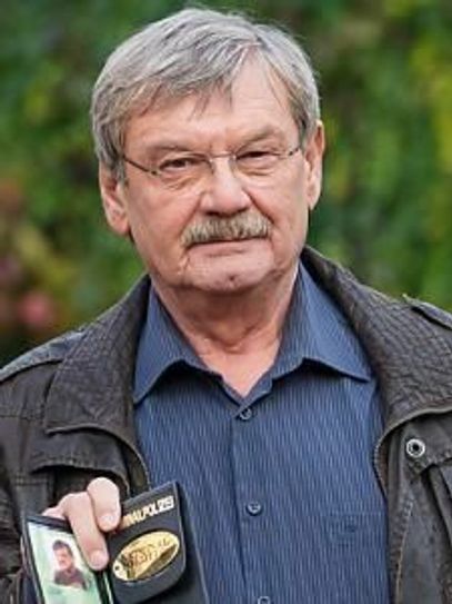 Schauspieler Wolfgang Winkler (74): Unbedingt will ich meine zwei rauchfreien Tage wenigstens auf eine Woche ausdehnen. Privat läuft es bestens, ich wohne mit Ehefrau Marina (61), deren Sohn und Enkel in einem Drei-Generationen-Haus in Berlin-Karow. Und beruflich stehen die Sterne überaus gut gut, als TV-Kommissar Günter Hoffmann bin ich bald wieder in der ARD-Vorabendserie „Die Rentnercops“ zu sehen, die Zuschauer können sich auf ein spannendes Katz- und Maus-Spiel freuen.
