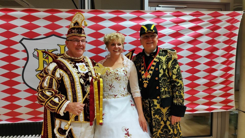 Das neue KVL-Prinzenpaar Ronny I. und Gabi II. vom Karnevalclub Annahütte 48 sowie  Hofmarschall Andreas Beil. Foto: Karneval Verband Lausitz