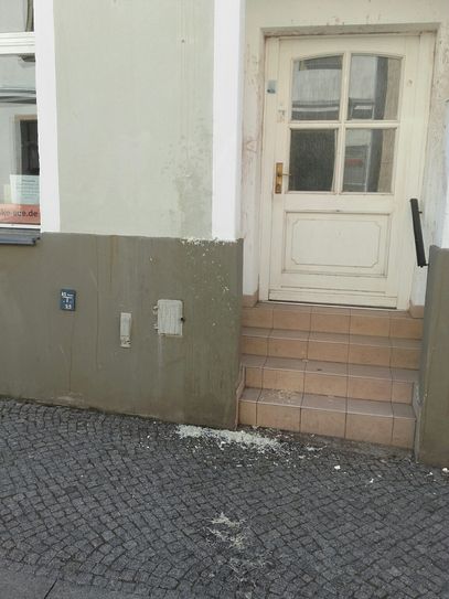 Weißkraut und Eier kleben an den Außenwänden des Büros. Fotos: PR