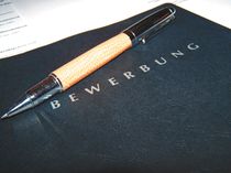Ein guter Eindruck zählt: Die Bewerbungsunterlagen sind Marketing in eigener Sache. Foto: derateru/Pixelio