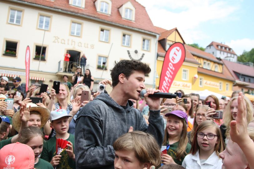 Direkt vor dem Rathaus gab es für Wincent Weiss ein Bad in der Menge.