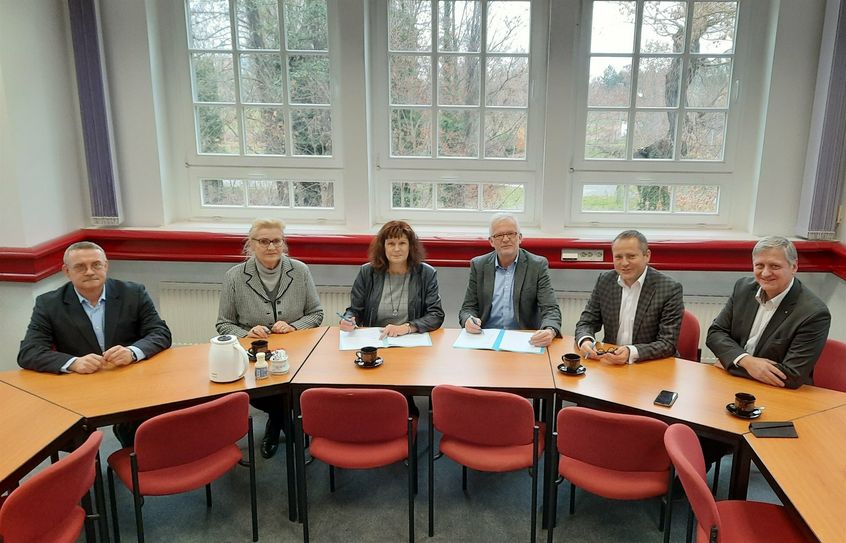 Während der Unterzeichnung der Kooperationsvereinbarung: (v.l.n.r.) Michael Feige, Geschäftsführer der GeWAP Gesellschaft für Wasserver- und Abwasserentsorgung Hammerstrom/Malxe - Peitz mbH; Karin Kallauke, Vorsitzende des Aufsichtsrates der GeWAP; Elvira Hölzner, Amtsdirektorin und Verbandsvorsteherin vom TAV Hammerstrom/Malxe - Peitz; Jens Meier-Klodt, Kaufmännischer Geschäftsführer der LWG Lausitzer Wasser GmbH &amp; Co. KG, Marten Eger, Technischer Geschäftsführer der LWG und Karsten Horn, Projektleiter und Mitarbeiter der LWG