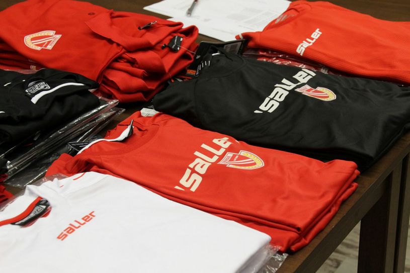 Shirts mit Vereinslogo - für 10 Euro. Foto: jho