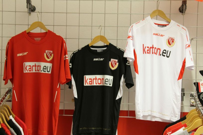 Neben den alten Saller-Trikots wird ab heute auch die komplette Teamwear-Kollektion zum Sonderpreis verkauft. Foto: jho