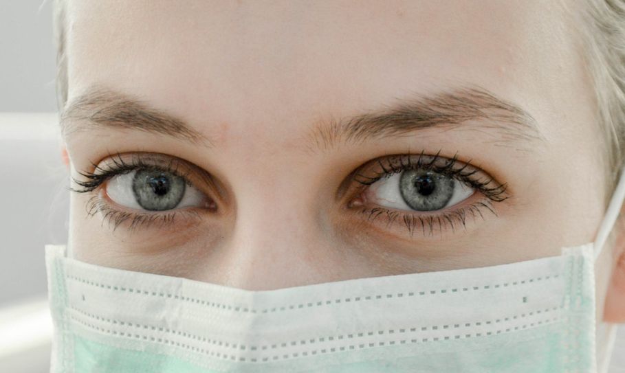 Ab Montag, 20. April, ist das Tragen einer Mund-Nasenbedeckung bei der Benutzung des öffentlichen Nahverkehrs und beim Aufenthalt in Einzelhandelsgeschäften verpflichtend. Foto: Ani Kolleshi/Unsplash