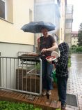 Abgemacht ist abgemacht: Gegrillt wird bei jedem Wetter. Fotos: privat
