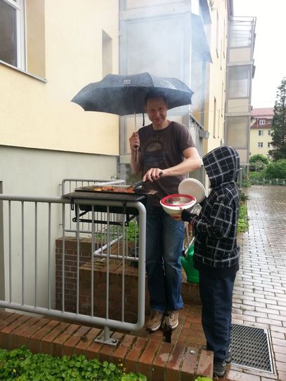 Abgemacht ist abgemacht: Gegrillt wird bei jedem Wetter. Fotos: privat