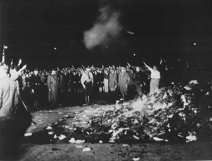 Bücherverbrennung der Nazis am 10. Mai 1933 auf dem damaligen Opernplatz in Berlin. Foto: Bundesarchiv