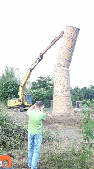 Der Abriss per Baggerlöffel dauerte nur wenige Minuten.