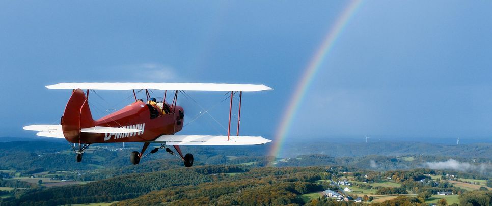Schorschs Doppeldecker fliegt in einen Regenbogen (Foto: Majestic)