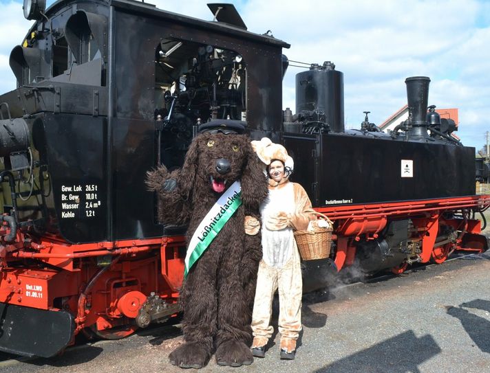 Osterhase Maxi Möhre und der Lößnitzdackel freuen sich schon auf zahlreiche Gäste.