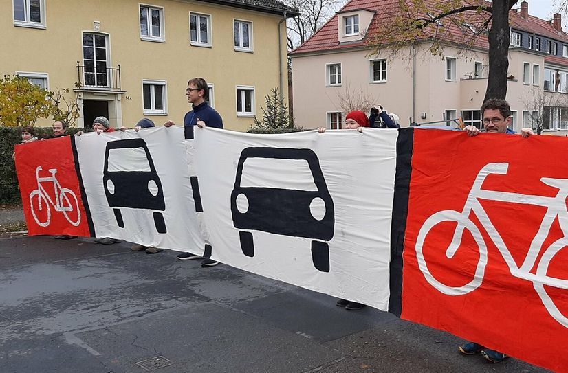 Banner-Aktion zum Radwegebau auf der Gostritzer Straße.