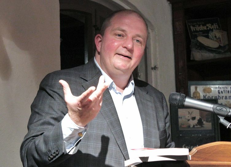 Jörg Thadeusz im Finsterwalder Stadtgespräch unterhaltsam, humorvoll und nachdenklich und mit den Gästen im Gespräch.                                                           Foto: J. Weser