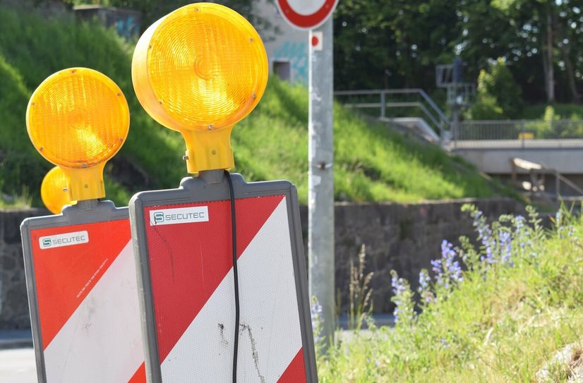 Symbolbild. Bis in den Sommer muss ein Teilabschnitt der B 98 in Neukirch/Lausitz halbseitig gesperrt werden.