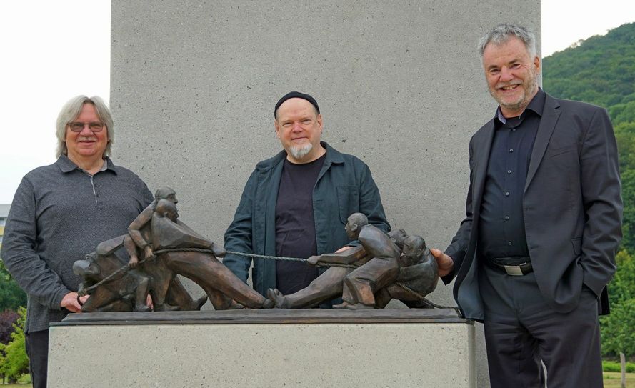 Uwe Rumberg, Olaf Stoy und Jörg-Peter Schautz (v.r.n.l.) vor der Figurengruppe »Tauziehen« auf dem Freitaler Neumarkt. Foto: Stadt Freital