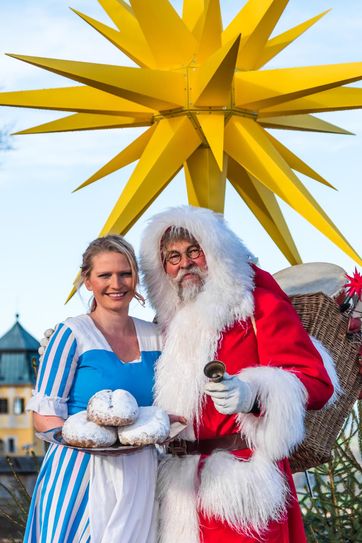 Stollenmädchen Susi Suess und Weihnachtsmann Roland Rutsch. Foto: Thiel