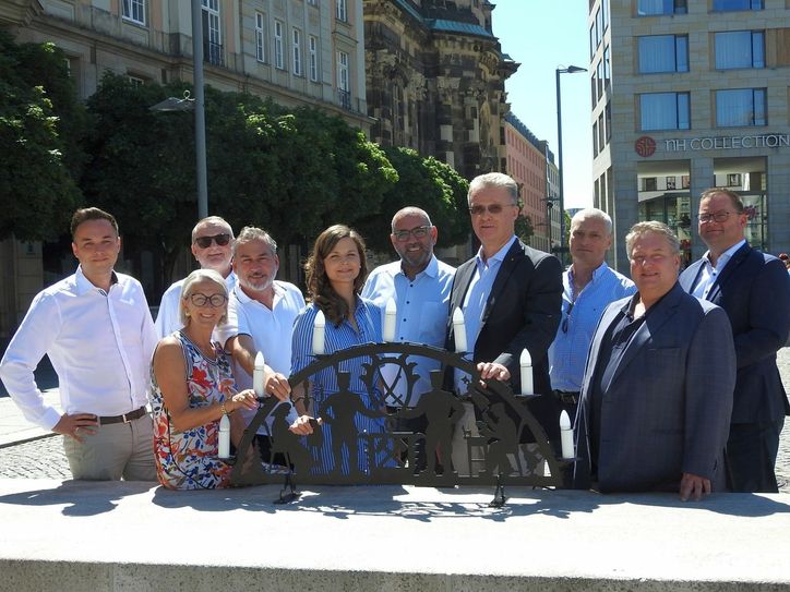 Robert Malorny (li.) weiß die Unterstützung der Dresdner Händler, Hoteliers, Schausteller, Touristiker und Reiseveranstalter hinter sich (hier im Bild Vertreter der Branchen).                                                        Foto: Pönisch