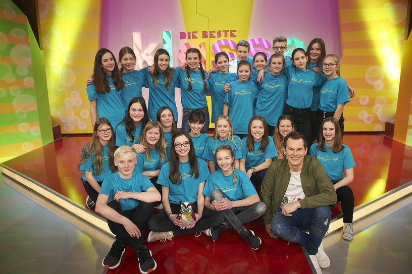 Moderator Malte Arkona mit den Schülern des Gymnasiums Luisenstift aus Radebeul. Bild: KiKA/Melanie Grande