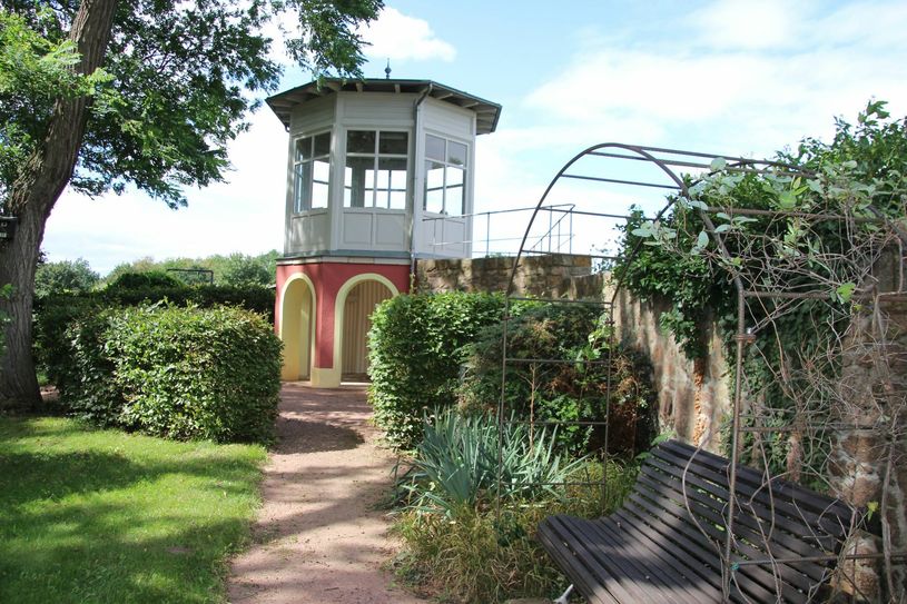 Sogar einen kleinen Turm gibt es am Rande des Parks. Fotos: Pönisch