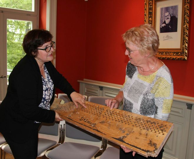 Fachsimpeln: Christiane Böttger und Brigitte Köhler, Voritzendes des Fördervereins der Villa Teresa, begutachten einen alten Stimmstock.