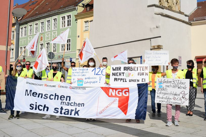 Die Develey-Mitarbeiter zeigen ihren Unmut auf dem Kornmarkt in Bautzen. Foto: Sandro Paufler