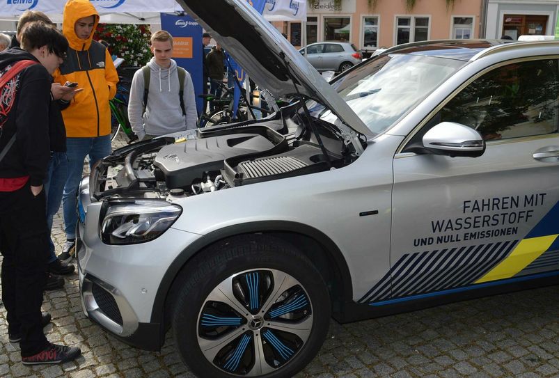 Wasserstofffahrzeuge sind bei Informationsveranstaltungen stets dicht umringt von den Besuchern. Foto: Pressestelle Kreisverwaltung