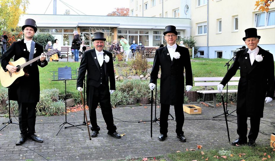 Mit Begeisterung waren die Sänger Jonas Gallin, Klaus Mayer, Peter Heppe und Günter Figur dabei. Foto:cjw