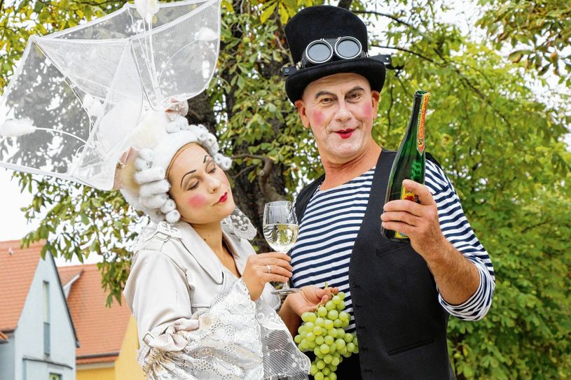 Dorothea Wagner und Wolf-Dieter Göök von der Serkowitzer Volksoper geben am Freitag den Auftakt zum großen Fest.            Fotos: Lindackers