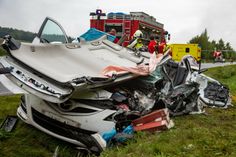 Der Fahrer des Maszda musste von der Feuerwehr aus seinem Auto befreit werden.